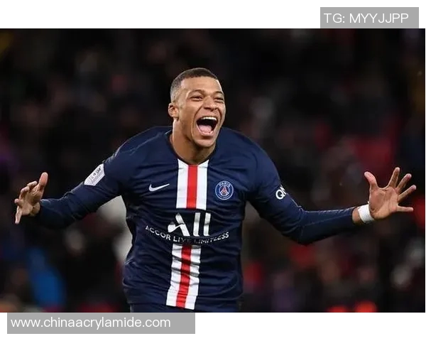 闪电耀眼足球明星瞬间展现超凡魅力与激情的完美结合